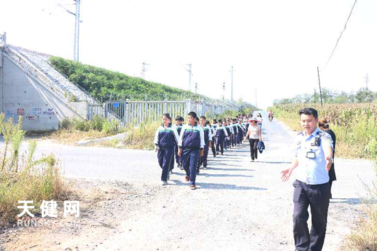 民警向?qū)W生宣傳鐵路交通安全常識(shí)